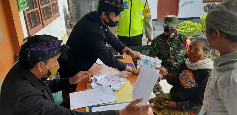 Babinsa Desa Bonyoh Pantau Penyaluran BLT.