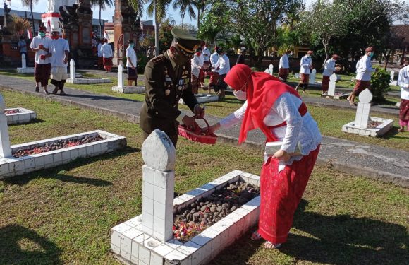 Dandim Jembrana Tabur Bunga di TMP Kesatria Kusuma.