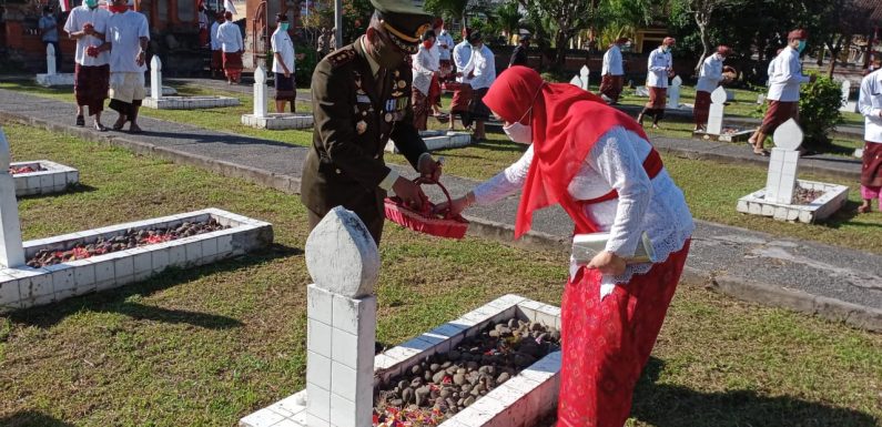 Dandim Jembrana Tabur Bunga di TMP Kesatria Kusuma.