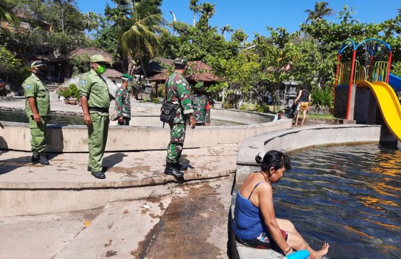 Aparat TNI Bersama Linmas Dan Pecalang Ingatkan Pengunjung Wisata Air Sanih Terkait Protokol Kesehatan.