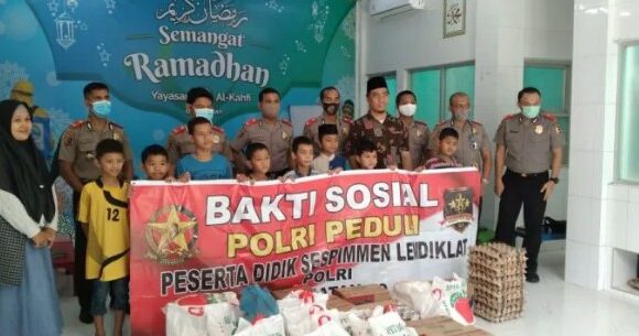 Peserta Didik Sespimen Dikreg 60 Bagikan Sembako ke Yayasan Al Kahfi Medan.