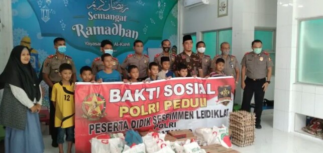 Peserta Didik Sespimen Dikreg 60 Bagikan Sembako ke Yayasan Al Kahfi Medan.