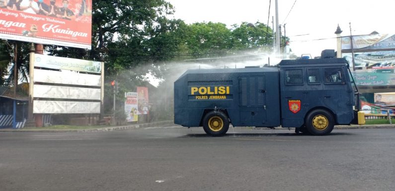 Penyemprotan Disinfektan Secara Serentak di Wilayah Kabupaten Jembrana.