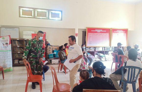 Babinsa Kawal Penyaluran BST Dan Harus Tetap Mematuhi Protokol Kesehatan.