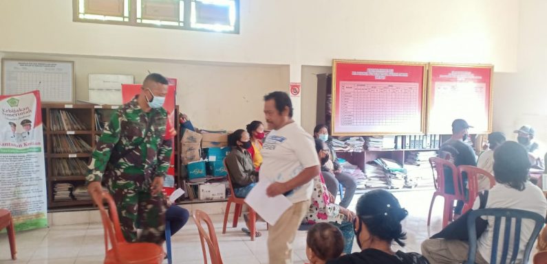 Babinsa Kawal Penyaluran BST Dan Harus Tetap Mematuhi Protokol Kesehatan.