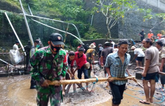 Tim Gabungan, TNI Bersama Masyarakat Bersihkan Material Longsor.