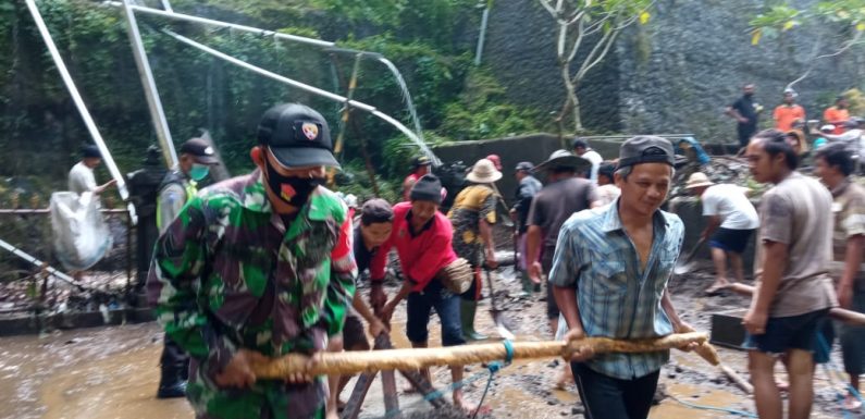 Tim Gabungan, TNI Bersama Masyarakat Bersihkan Material Longsor.