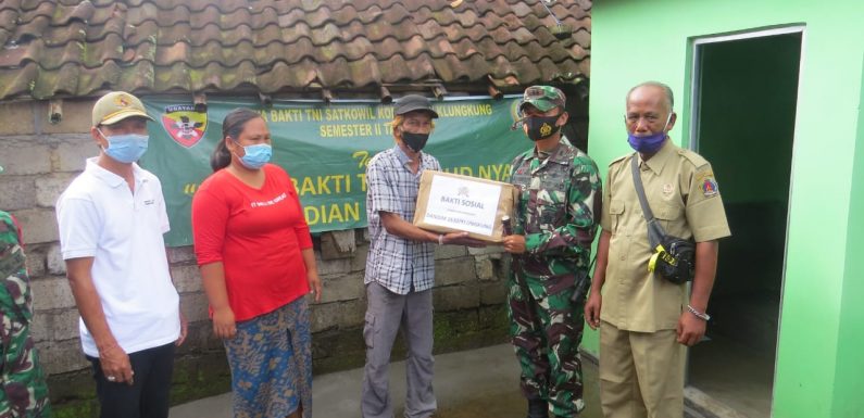Karya Bakti Kodim Klungkung Kelar, Serahkan Jamban Bagi Warga.