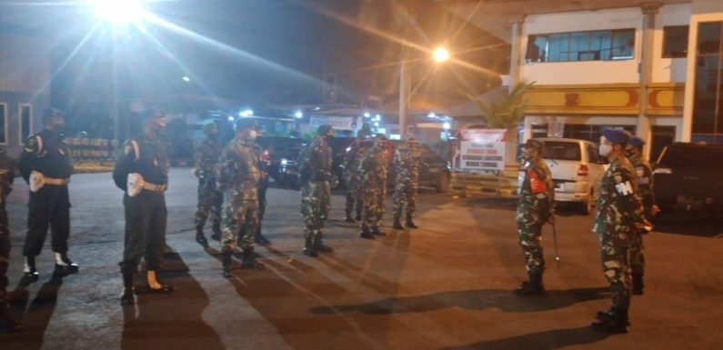Satgas TNI Lakukan Penebalan Penjagaan di Pos Pintu Masuk Pelabuhan Gilimanuk.