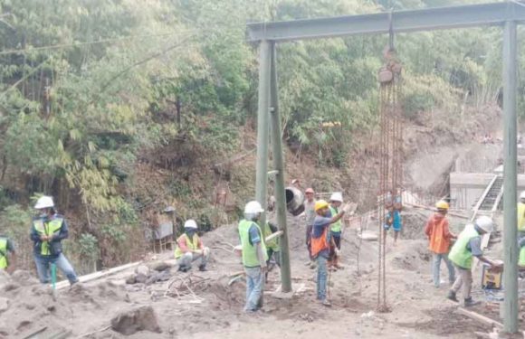 Proyek Jembatan Penghubung Desa Pinggan – Siakin di Target Selesai Desember 2020.