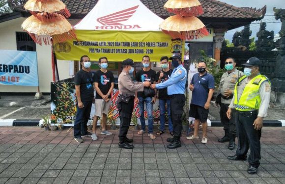 Kapolsek Kediri Salurkan Sembako Dari Komunitas Mobil Tua.