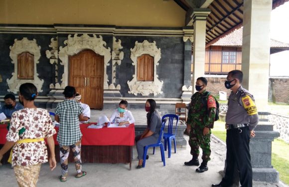Pantau Penyaluran Bantuan Langsung Tunai Dana Desa, Babinsa  Candi Kusuma  Ingatkan Warga Patuhi Prokes.