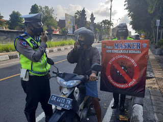 Satlantas Polres Klungkung Bagikan Masker Gratis Kepada Pengguna Jalan.