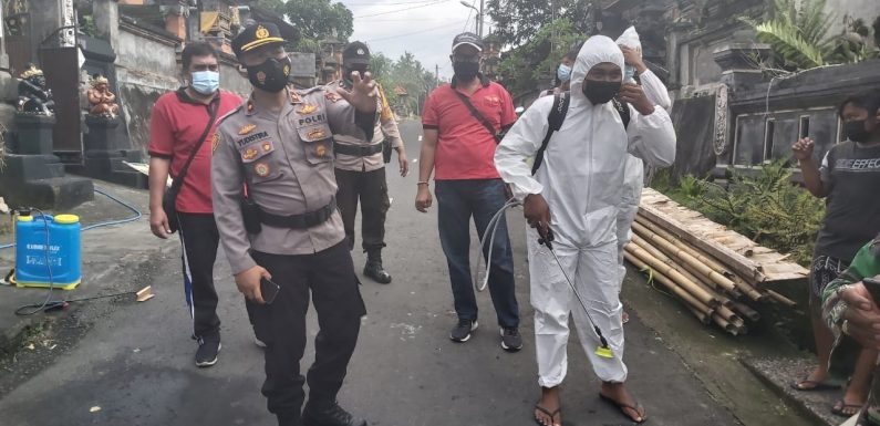 Babinsa Dan Bhabinkamtibamas Lakukan Penyemprotan Desinfektan.