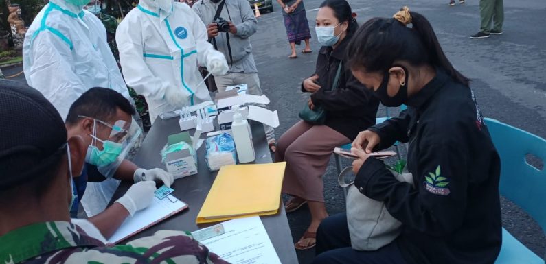 Penerapan PPKM, Pengunjung Pantai Sanur Dites Rapid Antigen.