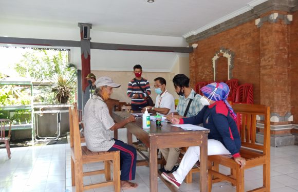 Babinkamtibnas Dan Kepala Lingkungan Anyar Sari Kawal Penyaluran BLT di Kelurahan B.B Agung Kencamatan Negara Kabupaten Jembrana.