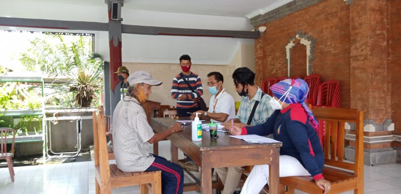 Babinkamtibnas  Dan Kepala Lingkungan Anyar Sari  Kawal Penyaluran BLT di Kelurahan B.B Agung Kencamatan Negara Kabupaten Jembrana.
