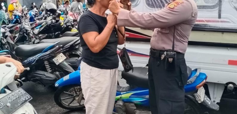 Peduli Masyarakat, Personil Polres Klungkung Bagikan Masker.