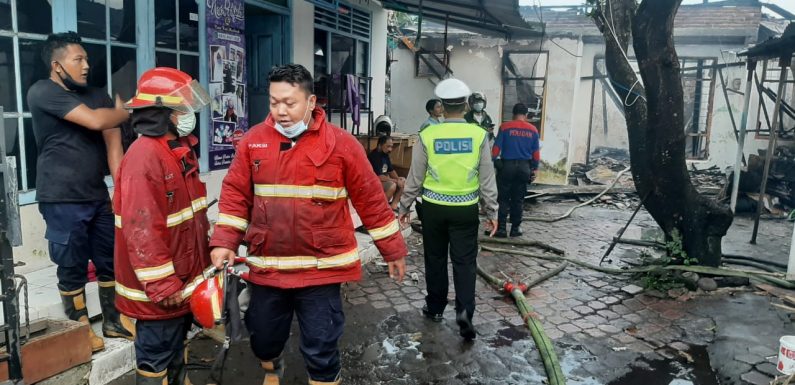 Dua Rumah Kos  di Jalan Raya Sesetan Hangus Terbakar.