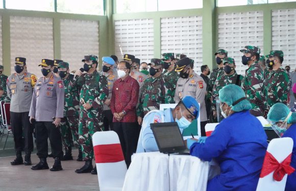 Panglima TNI dan Kapolri Tegaskan Sinergitas Vaksinasi COVID-19 Di Bali.
