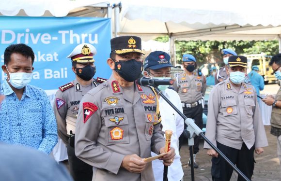 Kapolda Bali Tinjau Vaksinasi Covid-19 Metode Drive Thru.