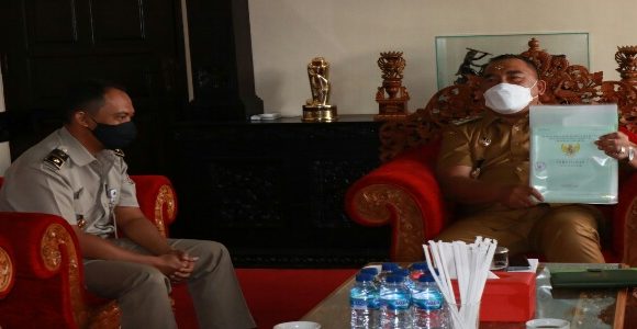 BPN Jembrana Serahkan Sertifikat SMP 4 Mendoyo Kepada Bupati Tamba.