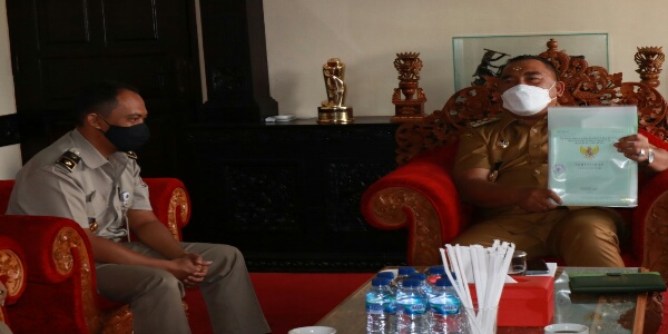 BPN Jembrana Serahkan Sertifikat SMP 4 Mendoyo Kepada Bupati Tamba.