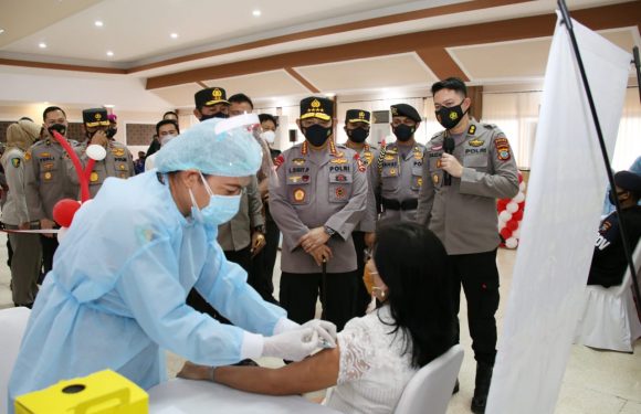 Kapolri Tinjau Vaksinasi  Massal di Manado.