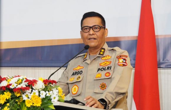 Polri Kerahkan Mobil Dapur Umum, Logistik, Kapal,  hingga Perahu Karet Bantu Korban Banjir NTT