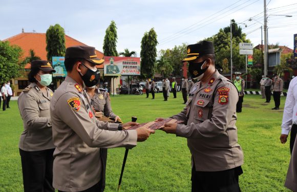 Kapolres Buleleng Berikan Reward Kepada 12 Personel Berprestasi dan Melepas 4 Personel Yang Purna Bakti.