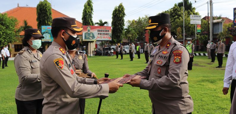 Kapolres Buleleng Berikan Reward Kepada 12 Personel Berprestasi dan Melepas 4 Personel Yang Purna Bakti.