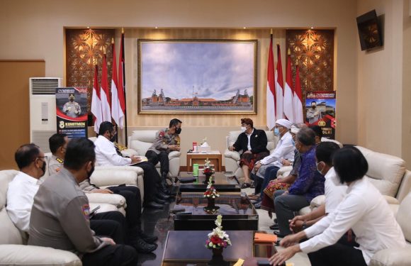 Parisada Hindu Dharma Prov. Bali melakukan audiensi dengan Kapolda Bali terkait video viral Desak Made Darmawati, S.Pd., M.Pd.