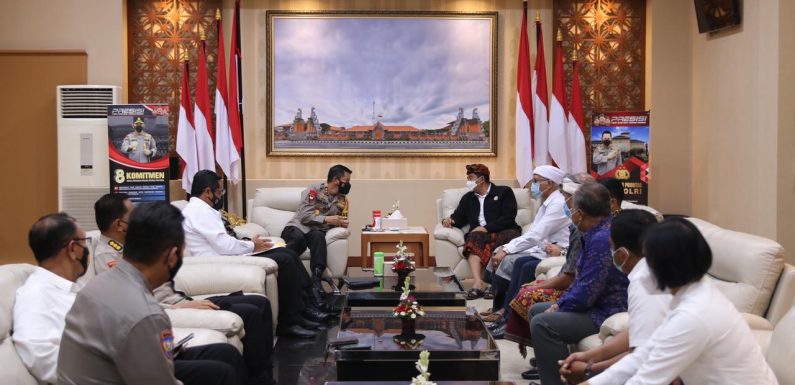 Parisada Hindu Dharma Prov. Bali melakukan audiensi dengan Kapolda Bali terkait video viral Desak Made Darmawati, S.Pd., M.Pd.