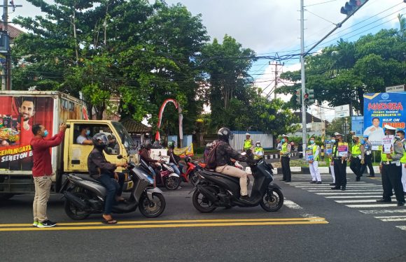 Satlantas Polres Badung Bagikan Masker, Saat Menggelar Operasi Keselamatan Agung 2021.