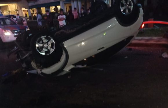 Diduga Mabuk Pengemudi Honda CRV Tabrak Lampu Penerangan Jalan.