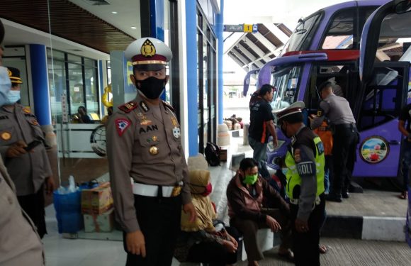 Jajaran Satlantas Polres Badung Gelar Pemeriksaan dan Penyekatan Penumpang Bus di Terminal Mengwi Badung.