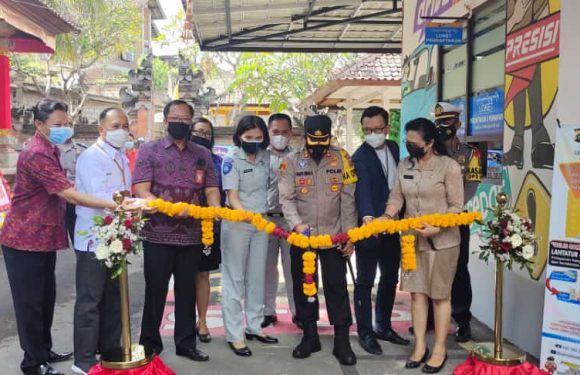 Kapolres Buleleng Potong Pita Untuk Simulasi Pelayanan Samsat Drive True Gelis Sambul.