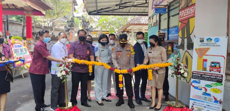 Kapolres Buleleng Potong Pita Untuk Simulasi Pelayanan Samsat Drive True Gelis Sambul.