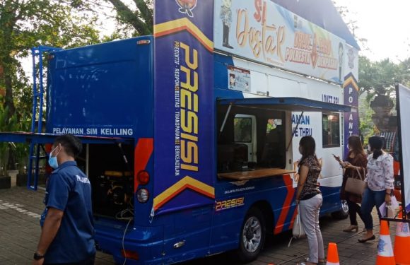 Warga Kota Denpasar Antusias Kunjungi Sim Drive Thru di Mall Pelayanan Publik.