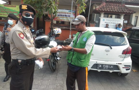 Cegah Penyebaran Covid-19 Klaster Pasar Adat, Personil Polsek Kuta  Bagikan Masker Gratis.