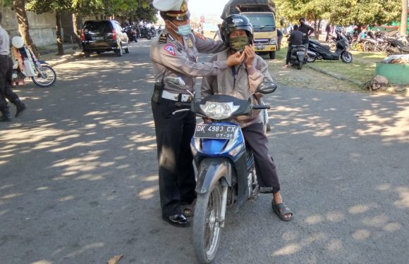 Kanit Lantas Polsek Benoa Polresta Denpasar, Memberi Himbauan Kesehatan Dan Keselamatan Kepada Pengendara