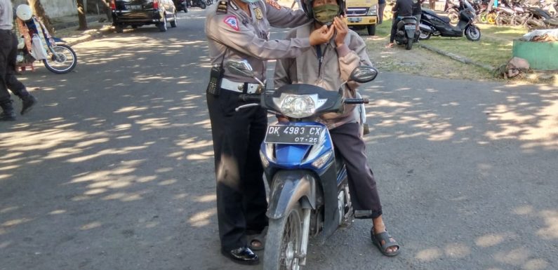 Kanit Lantas Polsek Benoa Polresta Denpasar, Memberi Himbauan Kesehatan Dan Keselamatan Kepada Pengendara