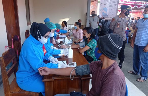 Masyarakat  4 Desa Sangat Antusias Saat Penerimaan Vaccine AstraZeneca Yang di Berikan Polri.