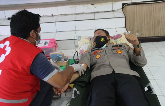 Kapolres Buleleng Donorkan Darah Bersama 114  Pendonor Dalam Rangka Hari Bhayangkara ke 75 Di Polres Buleleng.