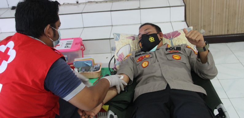 Kapolres Buleleng Donorkan Darah Bersama 114  Pendonor Dalam Rangka Hari Bhayangkara ke 75 Di Polres Buleleng.