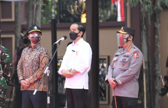 Presiden Jokowi Tinjau Vaksinasi Massal Jelang HUT Bhayangkara ke-75