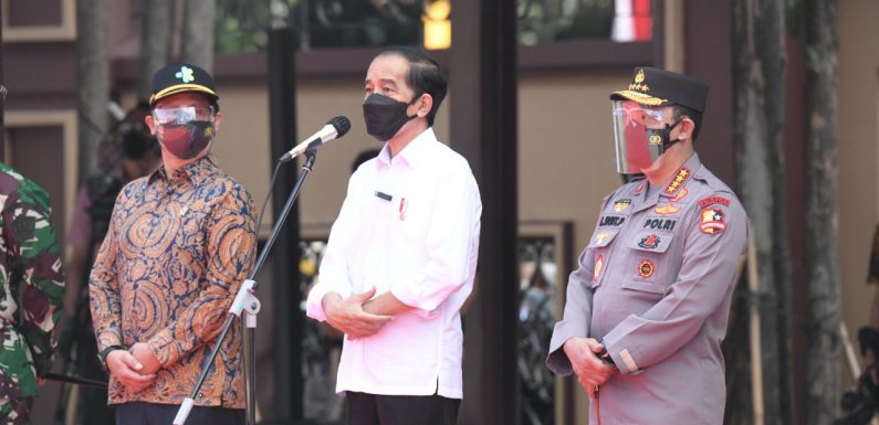 Presiden Jokowi Tinjau Vaksinasi Massal Jelang HUT Bhayangkara ke-75