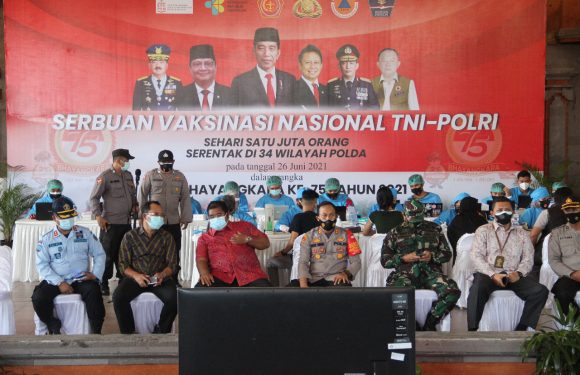 Vaksinasi Nasional TNI-Polri, Khusus  Kabupaten Buleleng Masyarakat Antusias  Berdatangan Untuk Mendapatkan Vaksin.