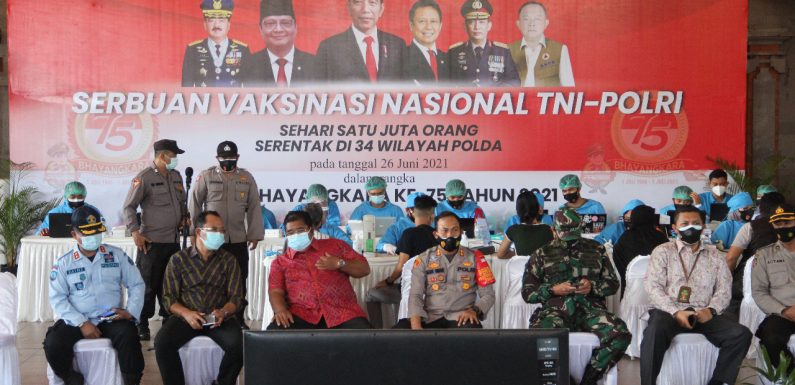 Vaksinasi Nasional TNI-Polri, Khusus  Kabupaten Buleleng Masyarakat Antusias  Berdatangan Untuk Mendapatkan Vaksin.