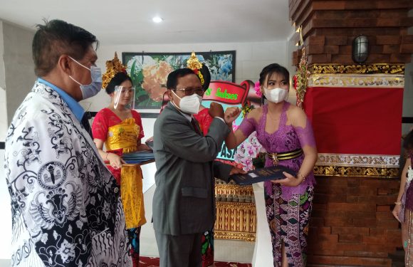 Kepala Sekolah SMK PGRI 3 Denpasar Melepas 752 Siswa Kelas XII bertempat di Aula Serbaguna.